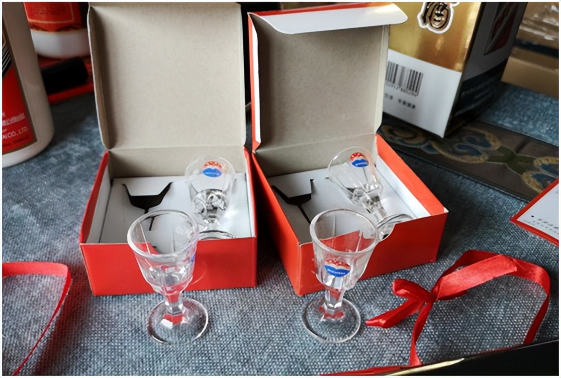 买茅台时附赠的小酒杯是干什么的,买茅台送的小酒杯