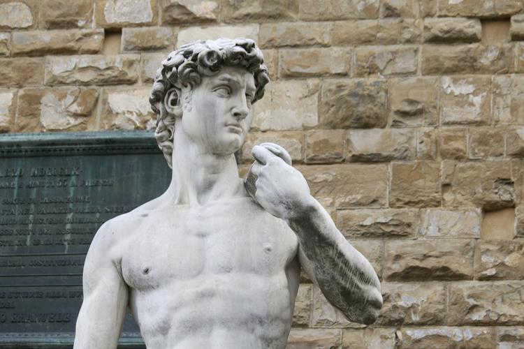 卢浮宫在历史上经历了怎样的改造？它在法国有怎样的地位？