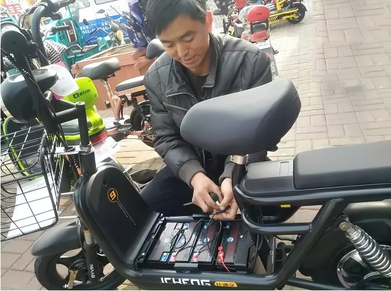 买电动车电池选超威还是天能电池,电动车铅酸电池超威好还是天能好