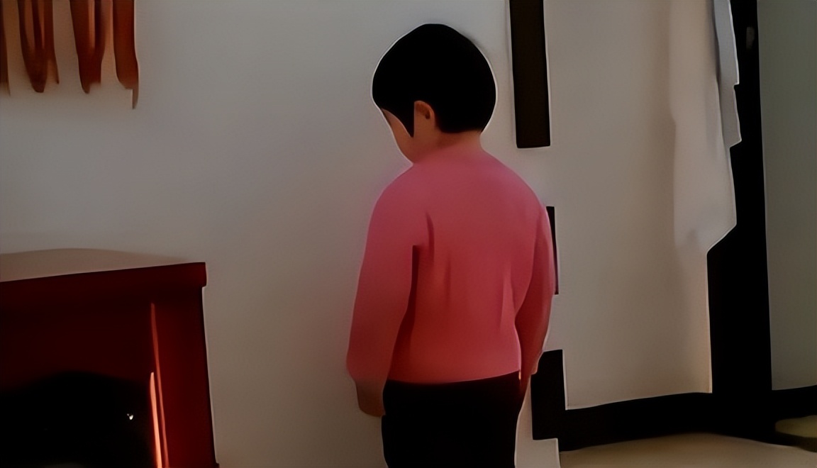 内蒙古5岁女童被亲生父亲踢死,内蒙古7岁女孩遭妈妈虐待致死