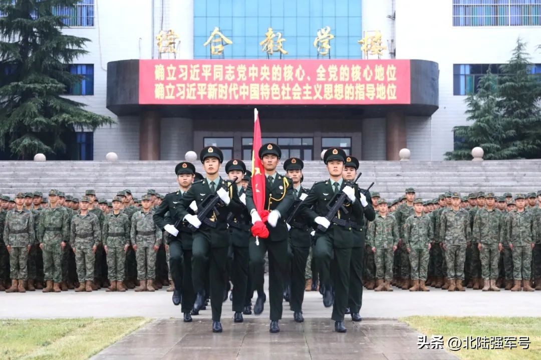 敬礼鲜艳的五星红旗,鲜艳五星红旗下敬礼视频