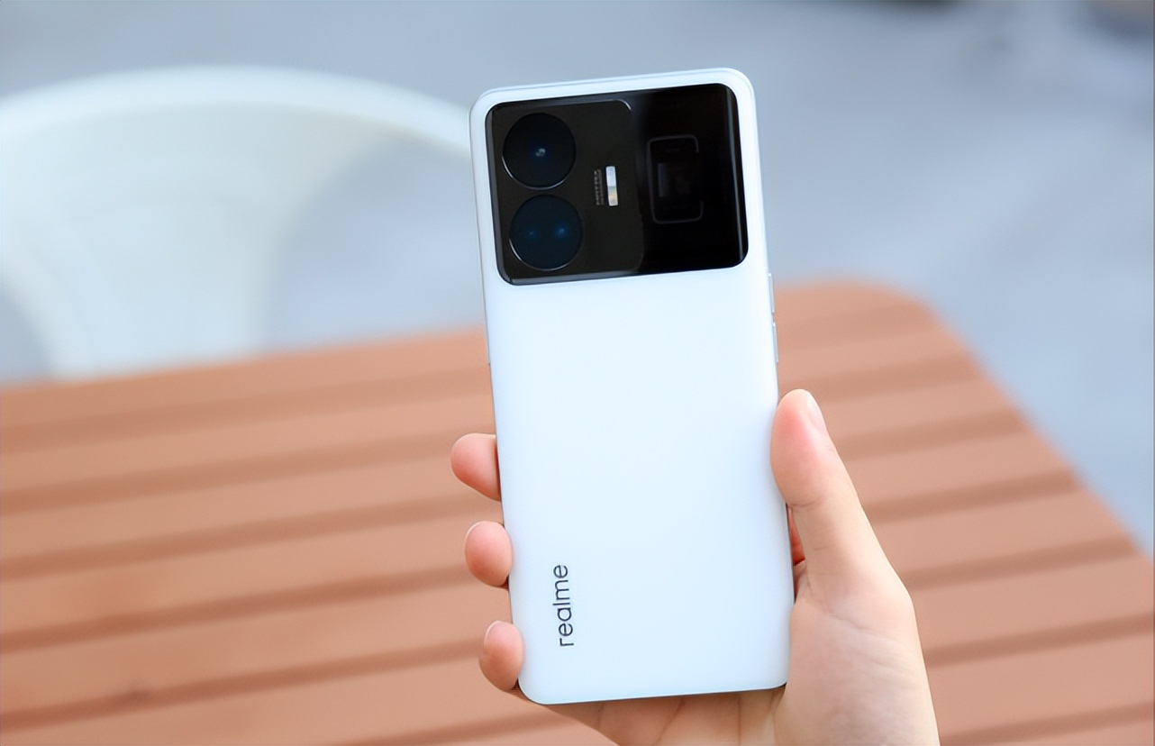 性价比高的手机哪款最值得入手,公认这四款高性价比手机值得选购