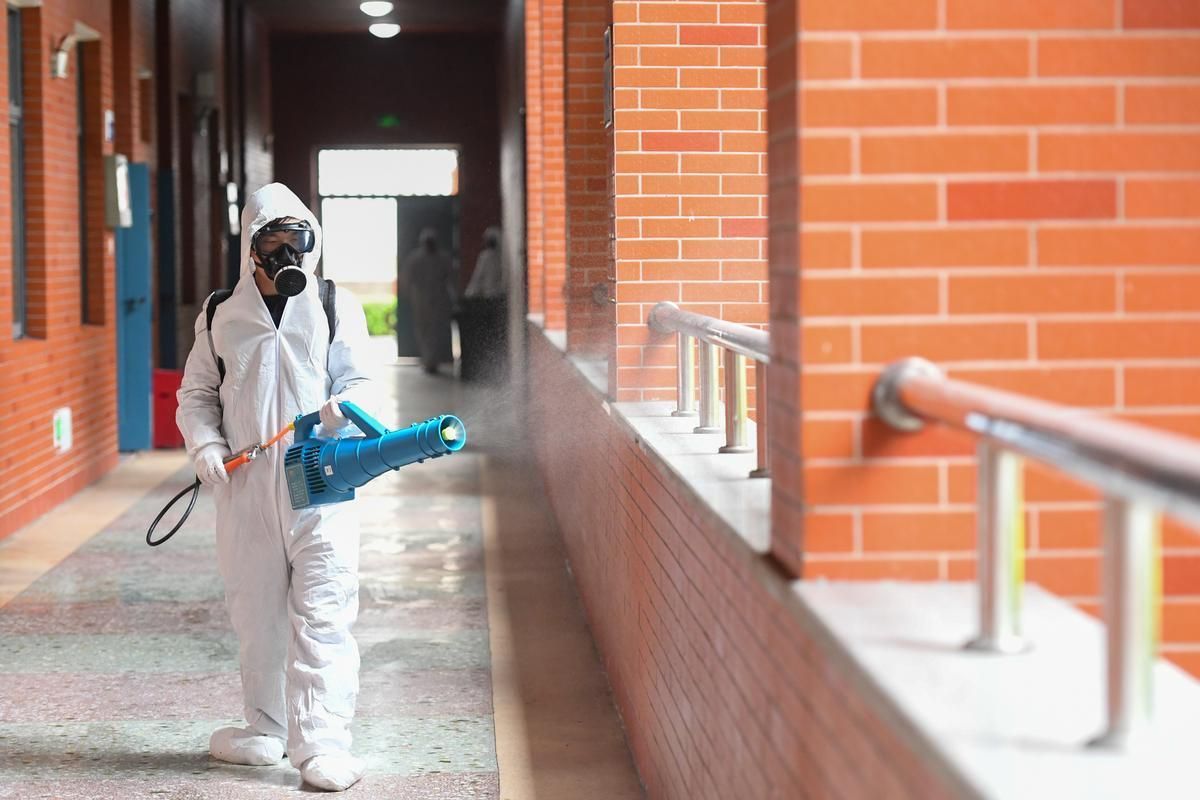 医生低头时头发被点燃,医生诊室低头取物头发被酒精点燃