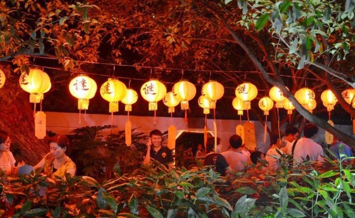 中秋节吃月饼还有什么习俗吗,中秋节是不是有吃月饼的习俗