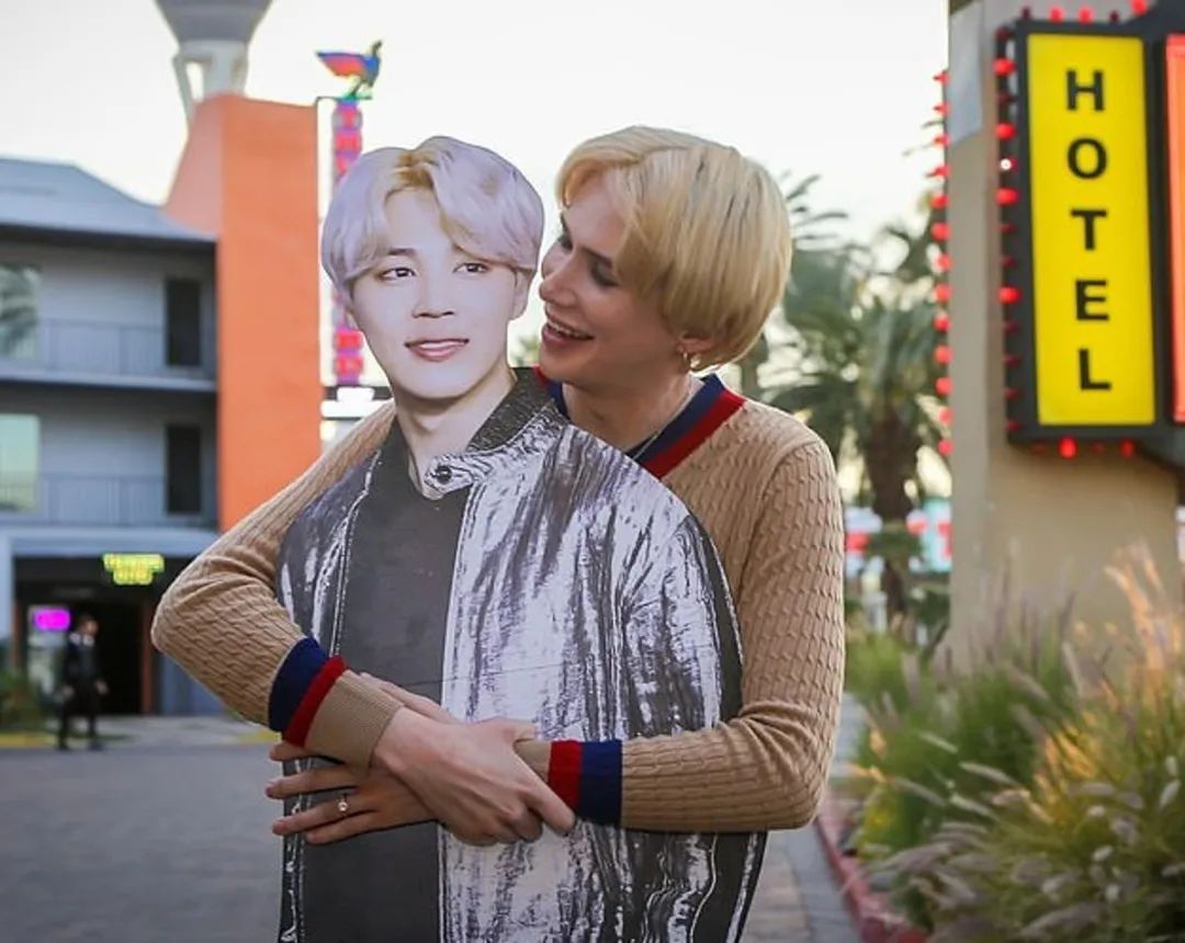 痴迷韩团的英国小哥整成韩国欧巴后又变成韩国女性，如今却后悔了