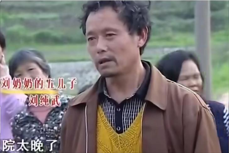 湖南88岁老太喝药自杀，三儿子围看等老人咽气，放话她早该死了!