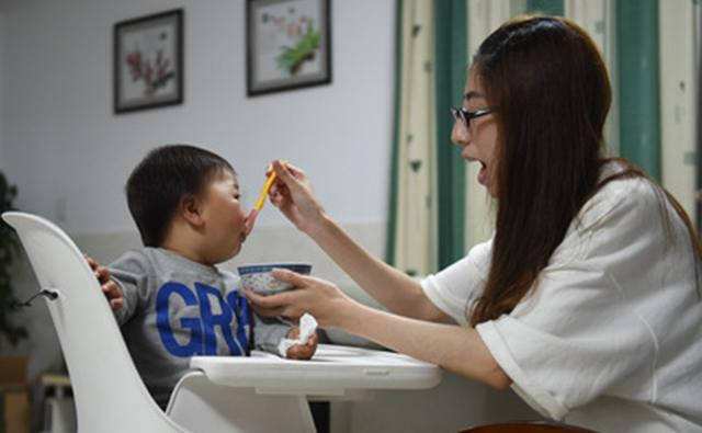 8个月宝宝不吃饭不喝奶粉怎么办,1岁半宝宝吃饭跟喝奶粉合理时间