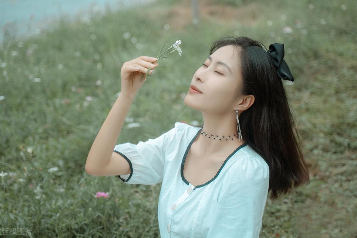 异性要求你主动发信息,异性向你示好是什么意思