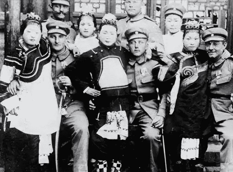 花楼女子媚态撩人,丰乳肥臀,30张真实影像惊艳时光