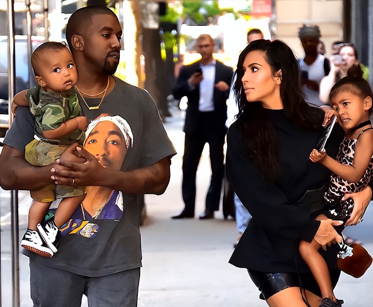 卡戴珊现身迈阿密,卡戴珊游泳池穿个性衣服