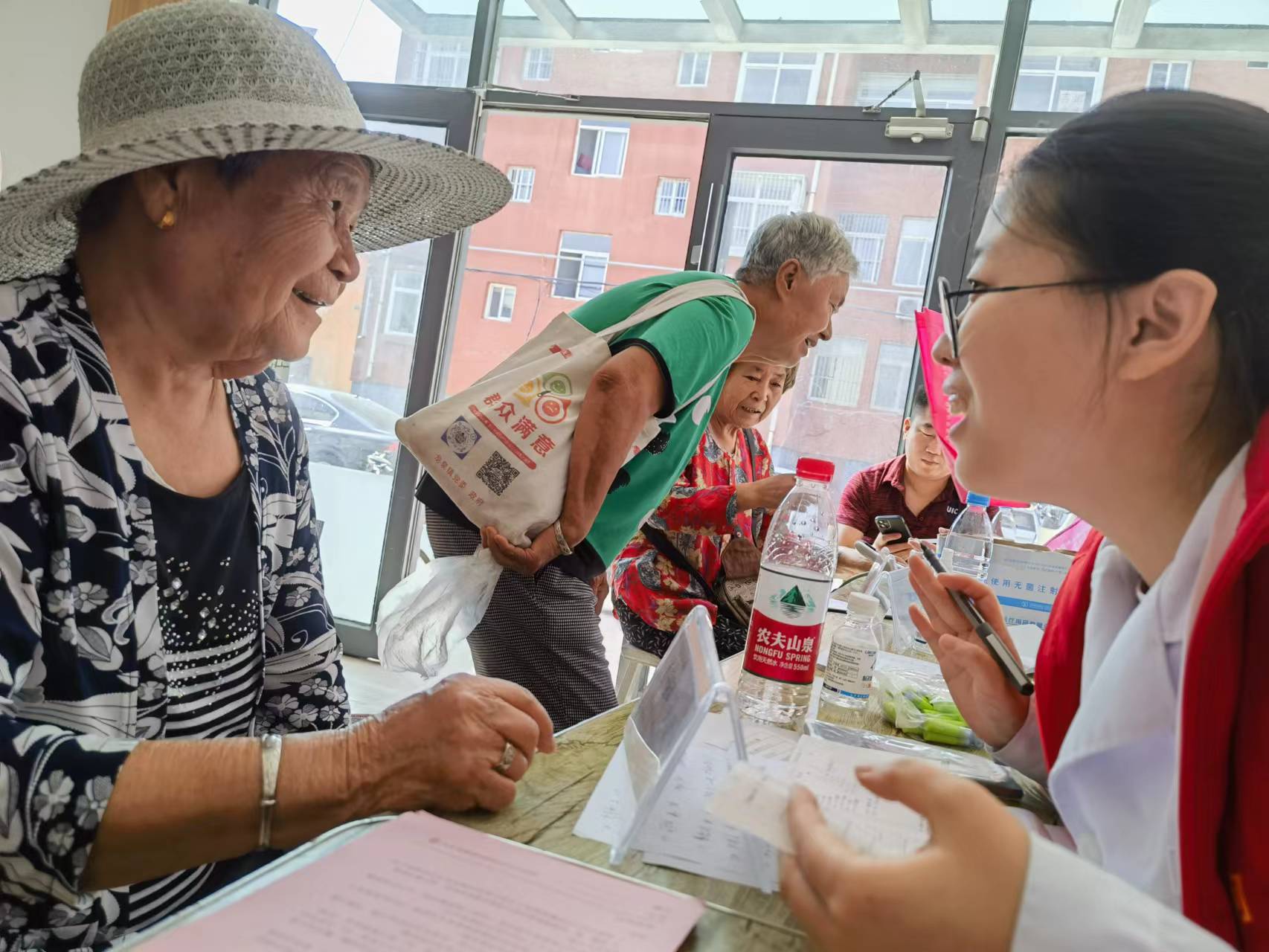 市三院联合宏仁堂“服务百姓健康行动”走进淄川龙泉镇龙二村义诊