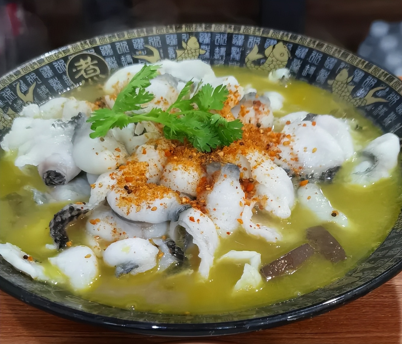 00后小情侣,在南京老面馆点了2份鳗鱼炒饭花了132,老板说不赚钱