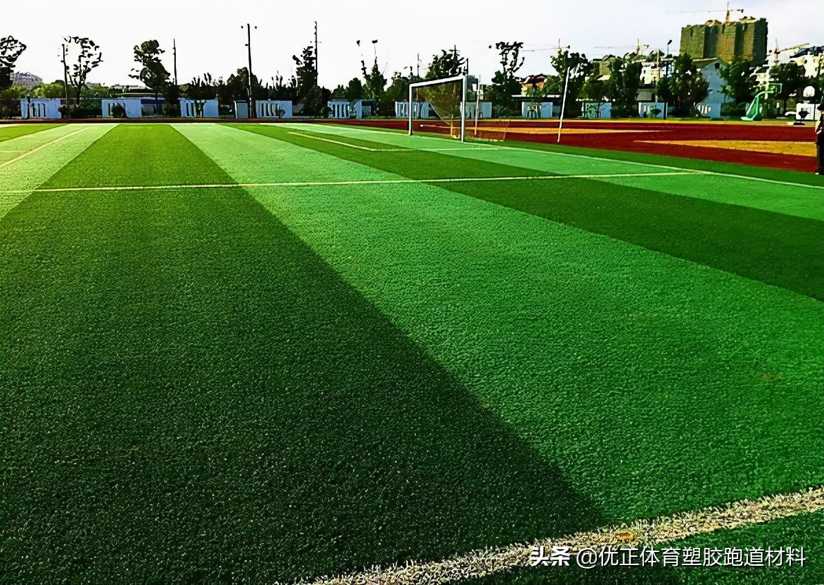 七人制足球场人造草大概多少钱,8人制足球场人造草坪价格