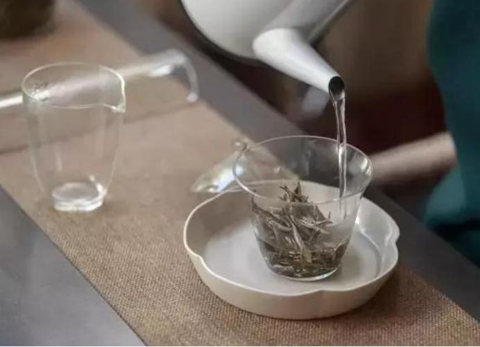 泡茶时怎样倒茶叶最好喝,泡茶时茶叶怎么泡好喝一点