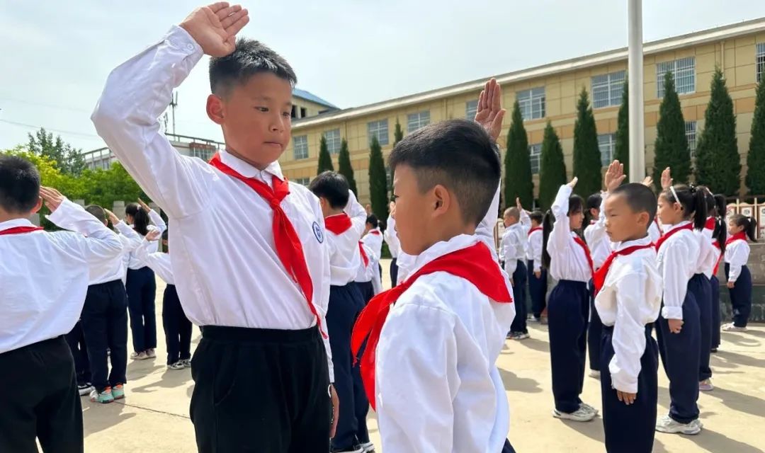 学习二十大争做好队员——盐湖区舜帝复旦示范小学少先队员分批入队仪式