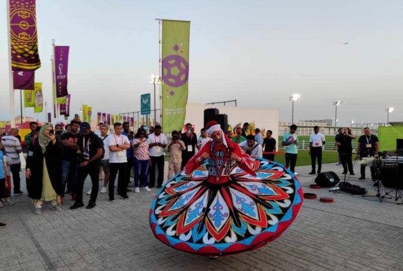 在卡塔尔和各国球迷狂欢,球迷汇集卡塔尔