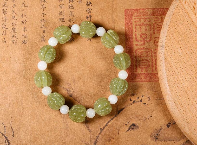 黄口料手串的价位,黄口料和田玉手串