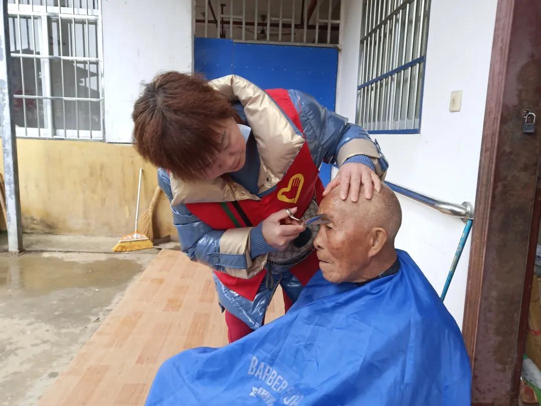 志愿者给敬老院老人理发,社区志愿者免费为高龄老人理发