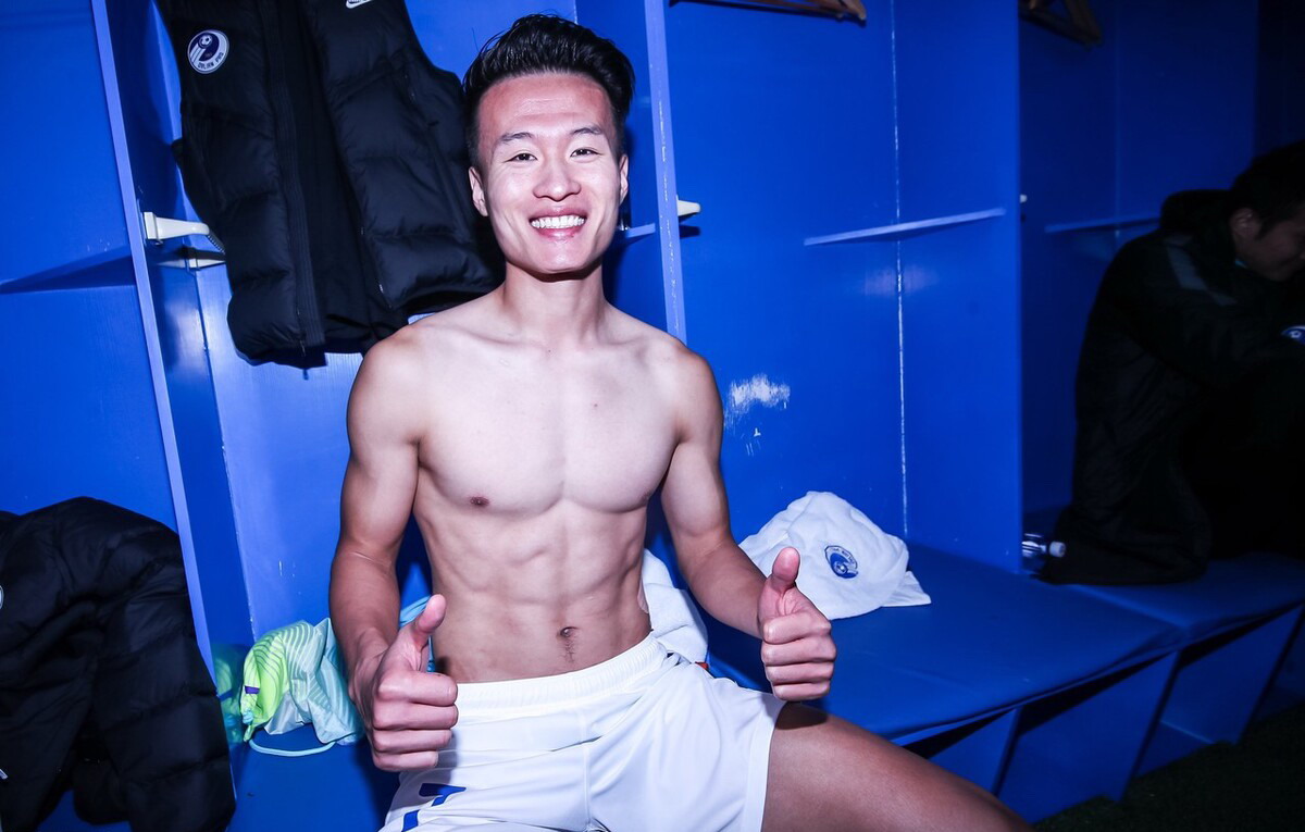 中超大连人赛后谢场,大连人谢晖赢球后拥抱