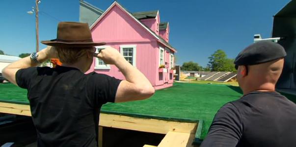 据说台风的时候，要把家里的窗户都打开，这样可以减小风的阻力