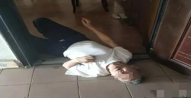 江苏51岁大姐醉酒被人扛走,51岁大姐醉酒被人扛走