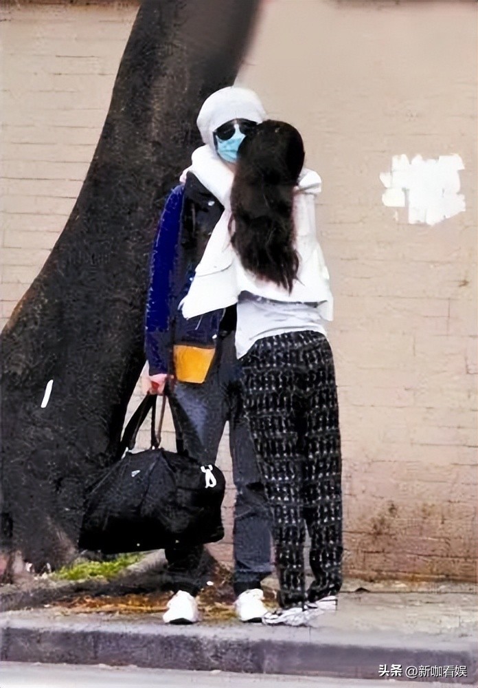 文章低头转身视频,文章勇敢面对