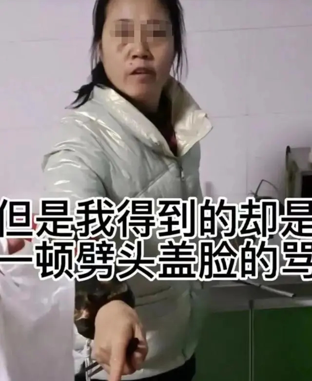 到底打了谁的脸？抑郁症少女被母亲当街怒骂：不愁吃喝你装什么装