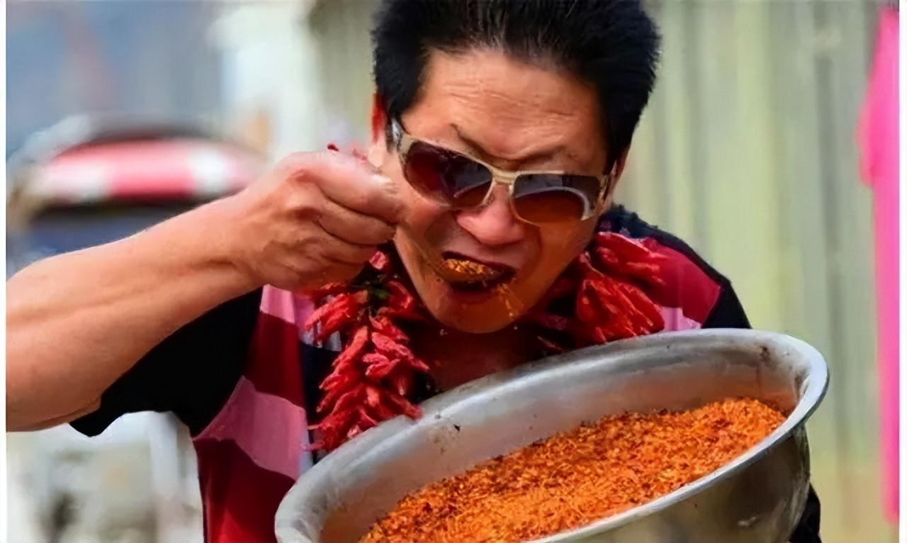 中国辣王李永志挑战最辣辣椒,辣王李永志每天5斤辣椒配白酒