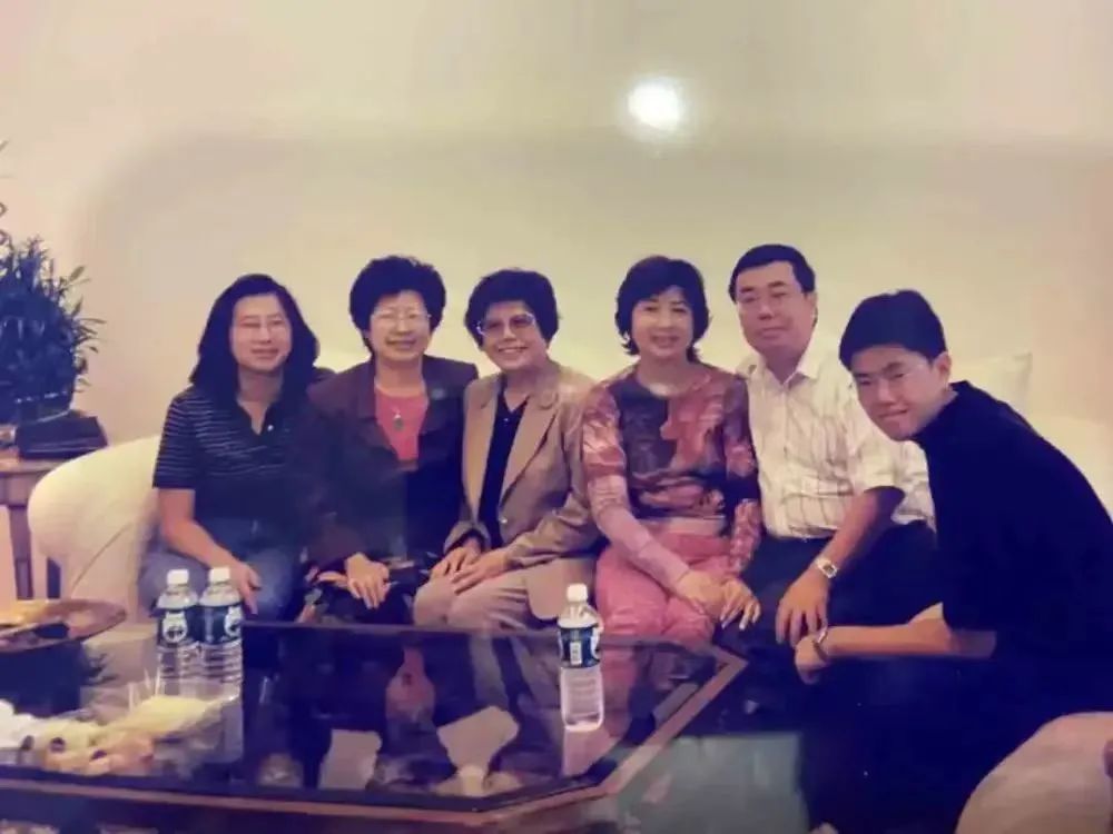 全球最挣钱女CEO：年薪4亿穿红底鞋戴劳力士，中产养成高知精英