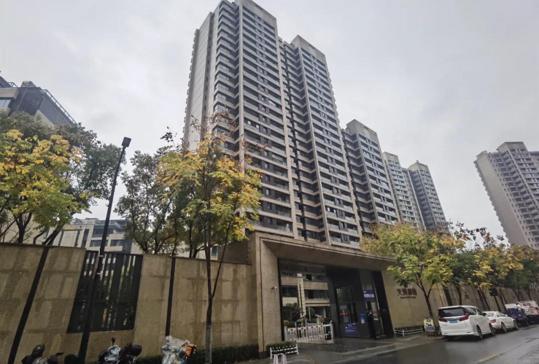 全身名牌，开劳斯莱斯，行骗多年的奥体“房姐”栽了