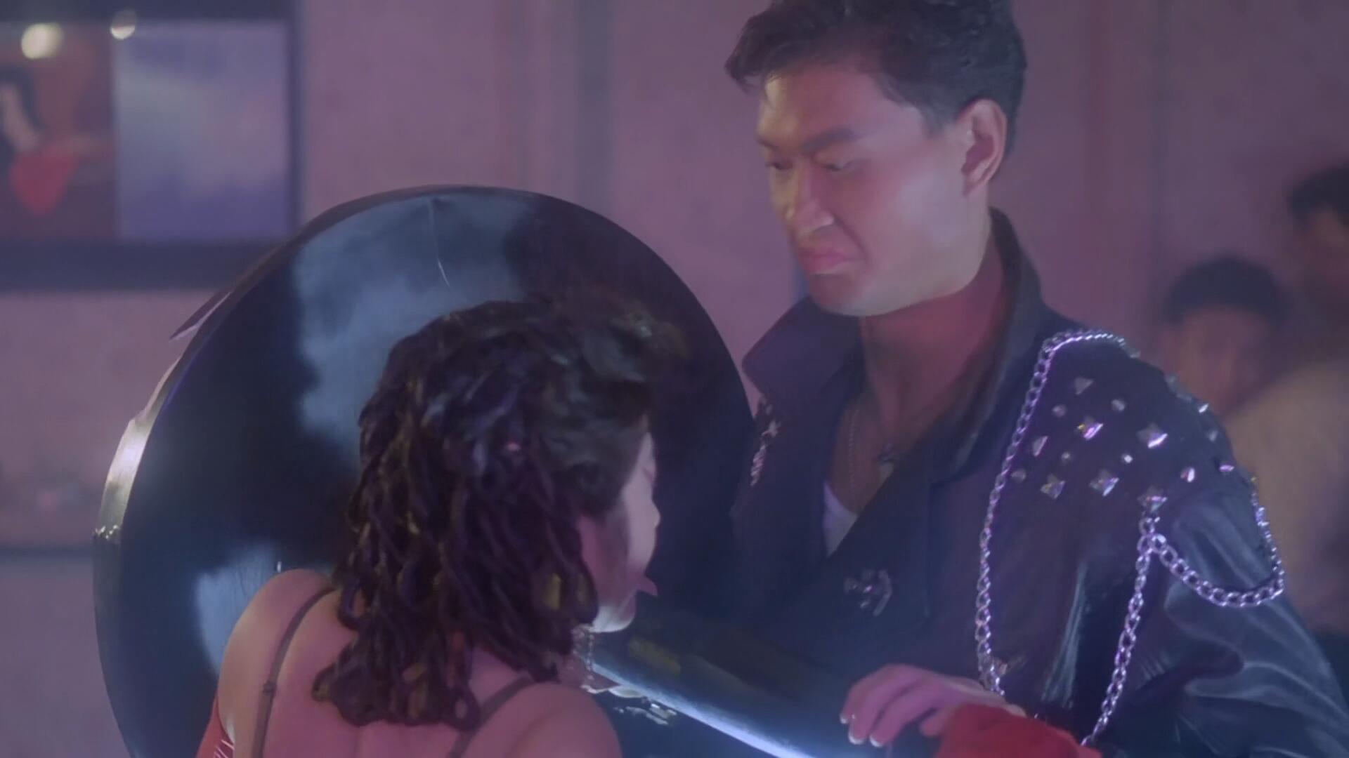 香港科幻大尺度电影，男女机器人的经典对决＃《女机器人》