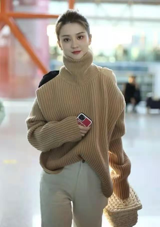 乔欣私服穿搭效果惊人,乔欣现身北京机场牛仔裤配长靴