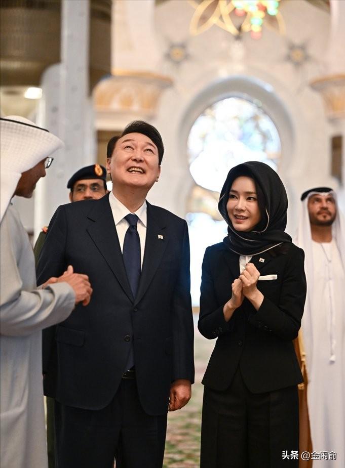 韩第一夫人穿军装被批抢总统风头,韩第一夫人穿军装被批