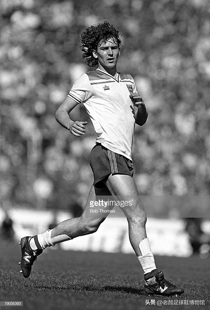 曼联英格兰队双料队长代言，最先将碳板植入足球鞋的品牌是它