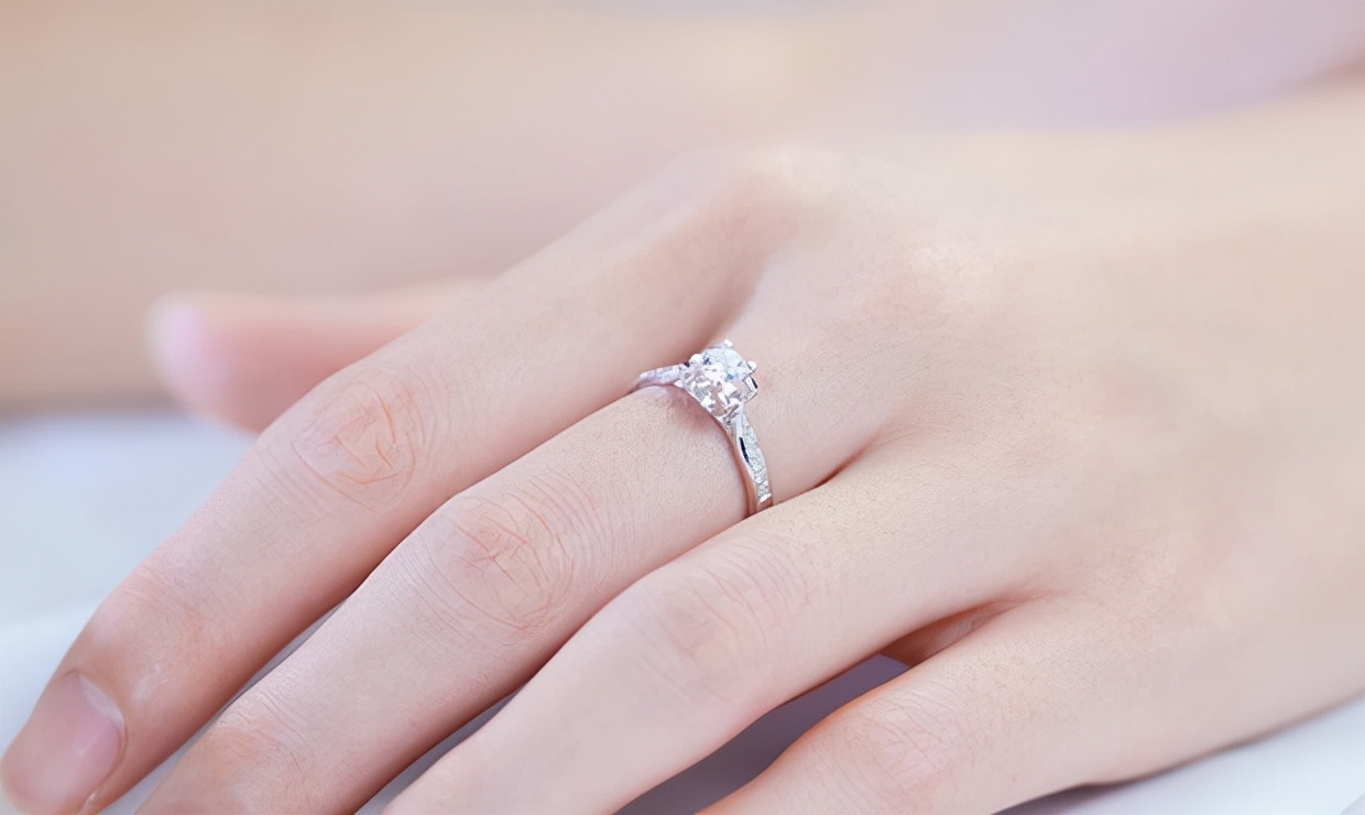 圣诞节礼物推荐戒指,圣诞节送项链情人节送什么