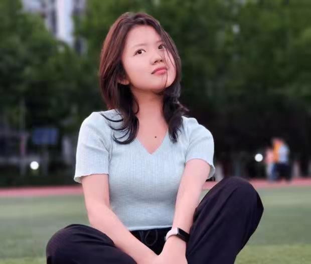 谁说聋子不能聊天，她不但聊天还考上清华博士，一手烂牌成王炸