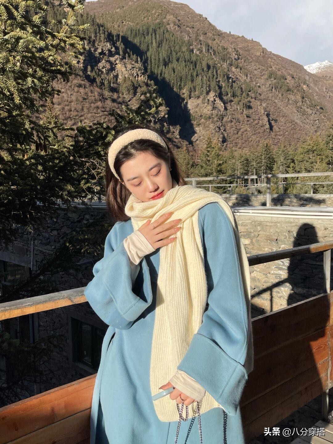 驼色大衣搭配哪种颜色丝巾显白,今年流行什么颜色的驼色大衣