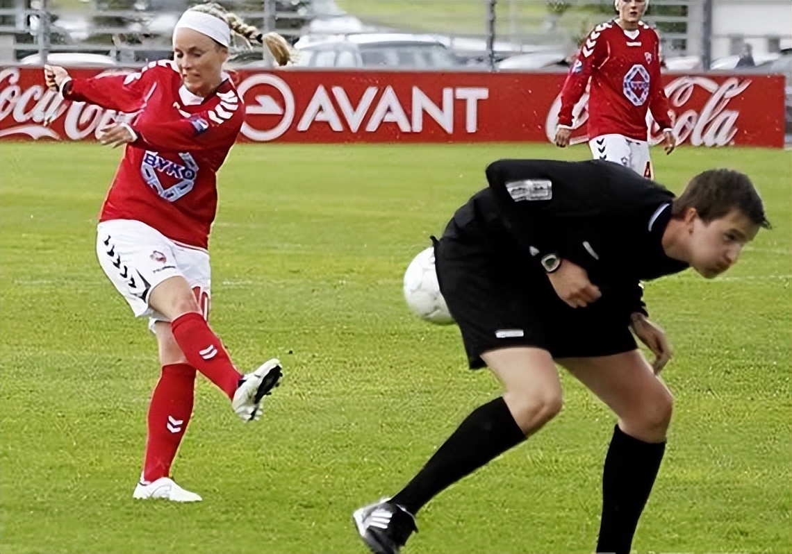 很多年前的足球搞笑视频,盘点足球的搞笑瞬间