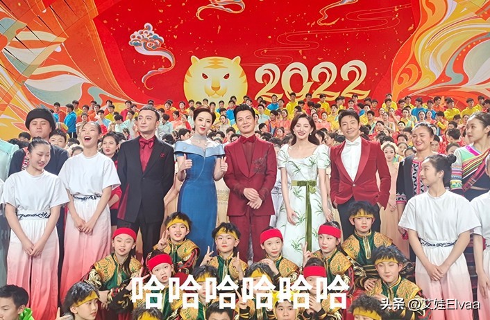 马凡舒央视春晚服装,春晚马凡舒缎面裙