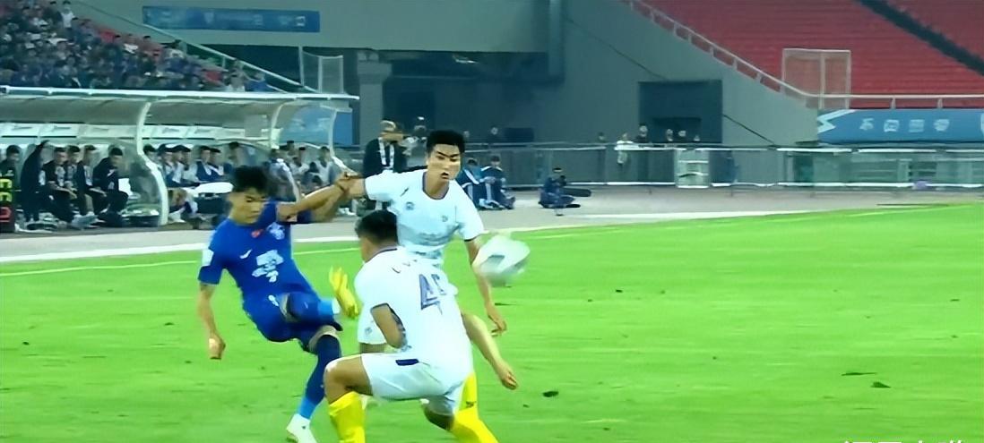 进攻乏力！高准翼险“被废”，越南球员上演少林足球，被红牌罚下