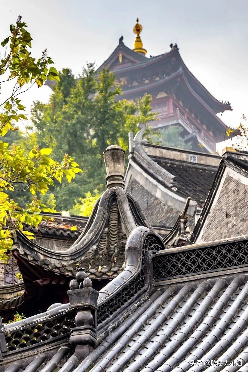 江苏镇江，比扬州安逸。这座有钱低调的小城，倦了就去小住几日