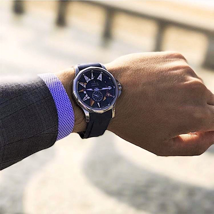 长假盼海?CORUM昆仑表打造“迷你海滩”