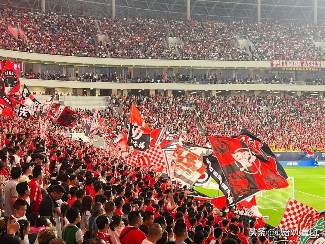 老球迷泪流满面,老球迷已泪流满面