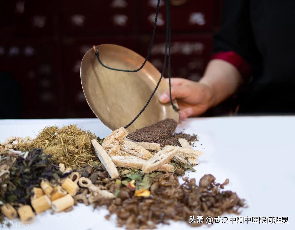 银屑病抹了药后红脱皮是好是坏,银屑病抹药后变红怎么回事