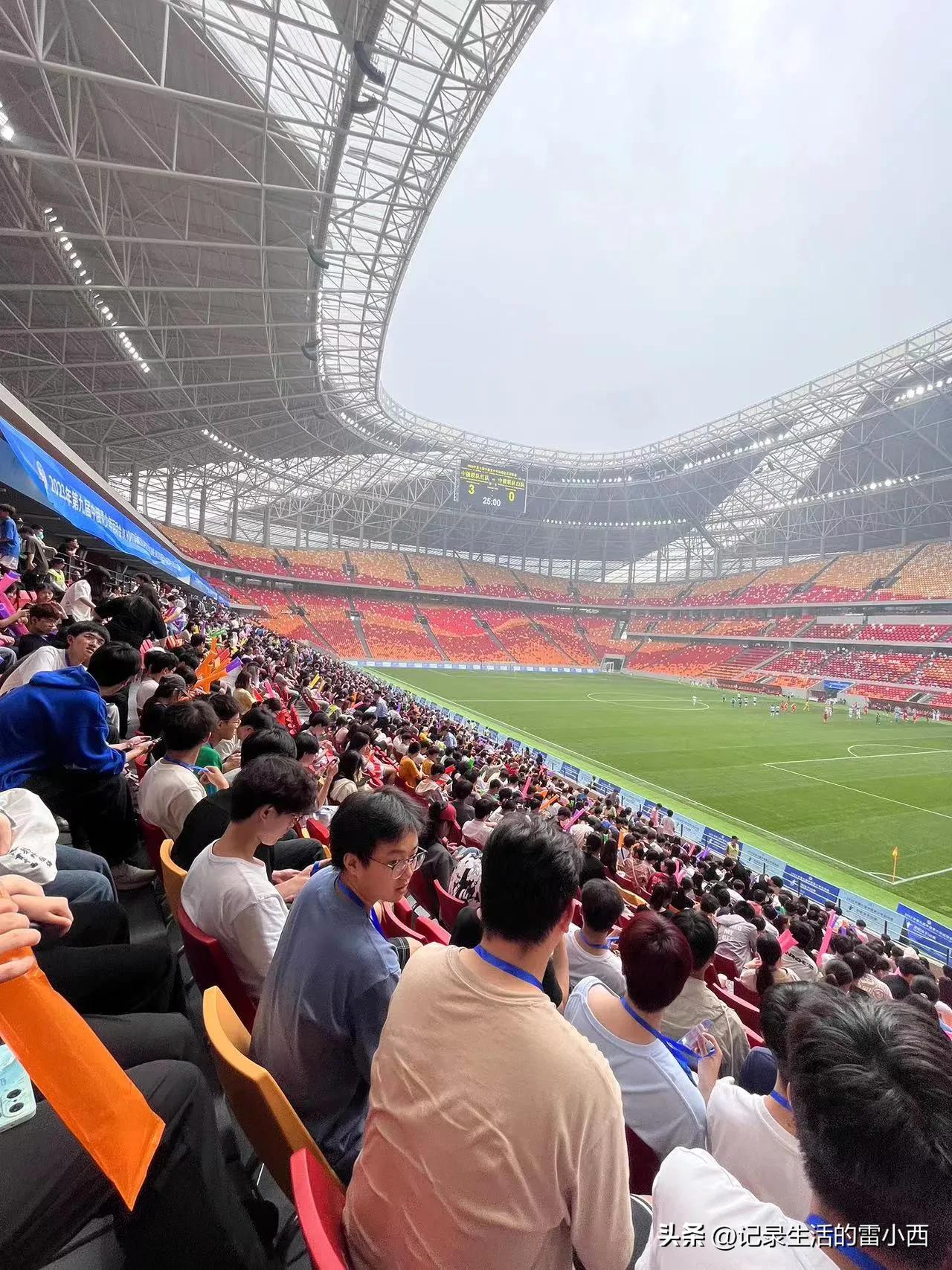 龙兴足球场，重庆首座专业足球场，家门口看球太棒