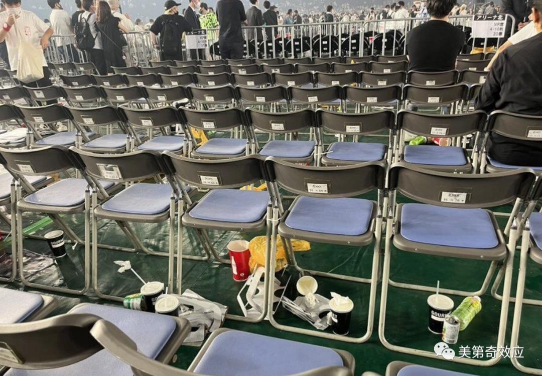 有小礼而无大义：叒上头条的日本球迷捡垃圾，表演欲都犯了尴尬癌