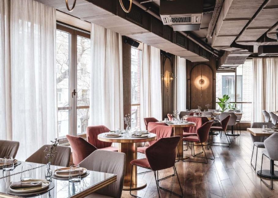 男子在餐馆砸东西被老板制服,重庆扔火锅的男子后续