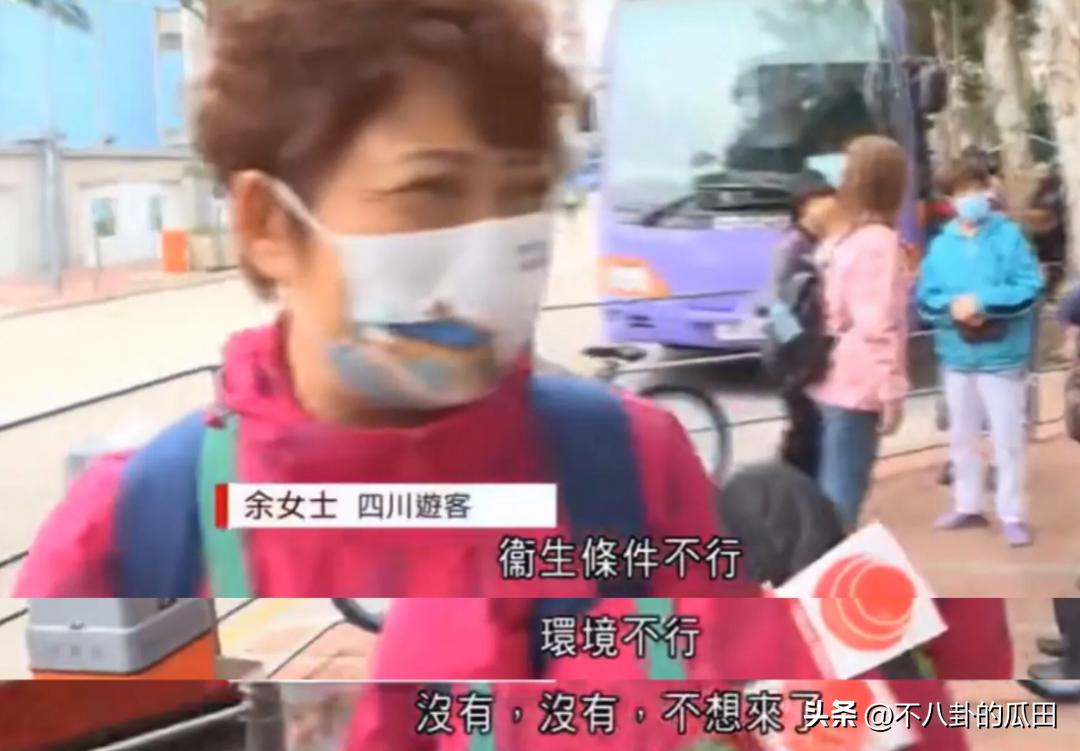 内地游客在香港街头吃饭,内地游客在香港吃饭蹲在地上