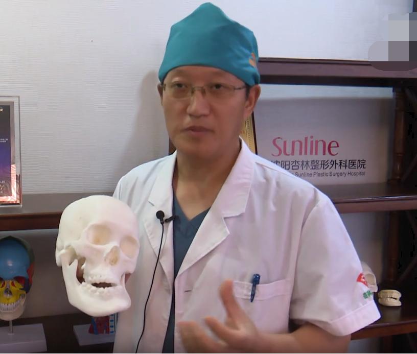 东北“歪脸”女孩整形成大美女，拒绝当网红，只想回山村当教师