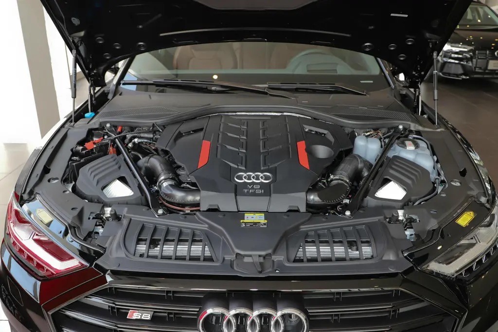 号称西装暴徒，配4.0TV8发动机，4秒破百，带你体验奥迪S8